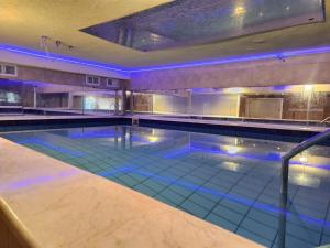 Swimming pool sa o malapit sa לאון ספא לופט - חדרי אירוח עם בריכה פרטית וסאונה בלב חיפה