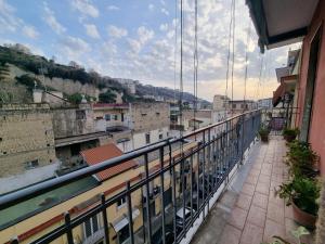 - Balcón con vistas a la ciudad en La casa fortunata, en Nápoles