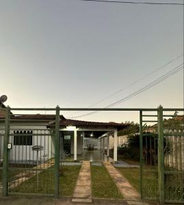 a gate in front of a house at CASA DE FÉRIAS II in Barra do Garças
