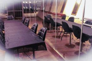 einen Konferenzraum mit einem langen Tisch und Stühlen in der Unterkunft לאון ספא לופט - חדרי אירוח עם בריכה פרטית וסאונה בלב חיפה in Haifa