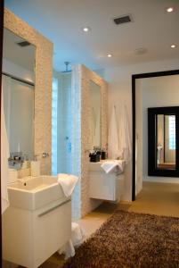 y baño con lavabo blanco y espejo. en Zenith Nevis, en Nevis