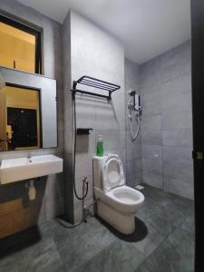 y baño con aseo y lavamanos. en Armadale Residence @Gala City 3 bedroom, en Kuching