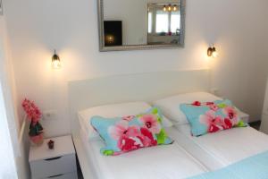 Posteľ alebo postele v izbe v ubytovaní Emerald Luxury Apartments