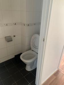 ein Badezimmer mit einem weißen WC in einer Kabine in der Unterkunft Vivian house in Göteborg