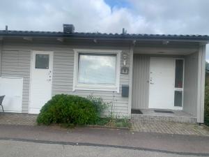 ein Haus mit zwei weißen Türen und einem Fenster in der Unterkunft Vivian house in Göteborg
