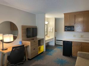 Кухня или мини-кухня в Days Inn by Wyndham Valdosta I-75
