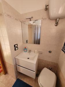 uma casa de banho com um lavatório, um WC e um espelho. em Casa Murales em Diamante
