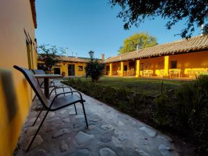 un banc assis devant un bâtiment dans l'établissement La Casona de Moldes, à Coronel Moldes