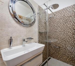 Een badkamer bij Villa Fora Hvar