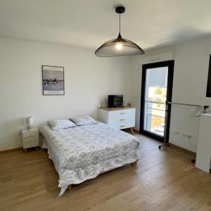 a bedroom with a bed and a dresser and a window at Parking gratuit grande terrasse Proche Centre Ville in Ajaccio