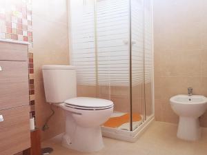 a bathroom with a toilet and a shower at Caparica Lounge & Terrace in Costa da Caparica