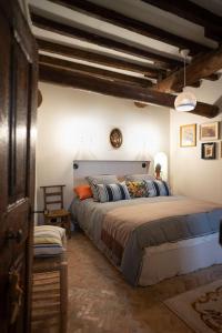 ein Schlafzimmer mit einem großen Bett in einem Zimmer in der Unterkunft La Maison Rimbert in Pernes-les-Fontaines