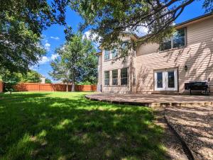 una casa con un patio con entrada en Spacious & Serene Retreat in Georgetown, en Georgetown