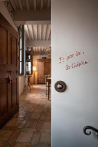 Zimmer mit einer Tür und einem Wandschreiben in der Unterkunft La Maison Rimbert in Pernes-les-Fontaines