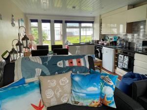 Η κουζίνα ή μικρή κουζίνα στο Cariad Beach House