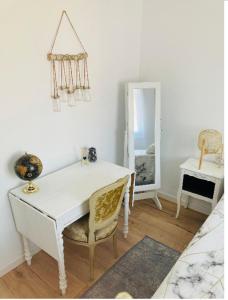 a room with a white desk and a mirror at Superbe villa entièrement rénovée in Canet-en-Roussillon