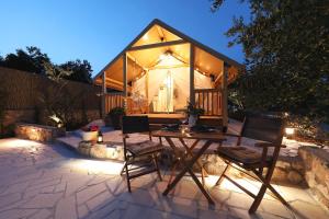 Patio alebo iná vonkajšia časť ubytovania AURAS - Glamping Eco Resort