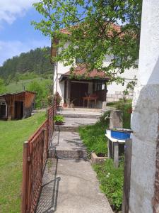 una casa con una recinzione di fronte di Domacinstvo Prentovic a Čajetina