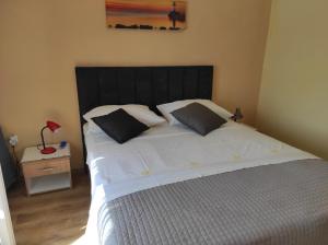 Postel nebo postele na pokoji v ubytování Apartments Zaton Draga