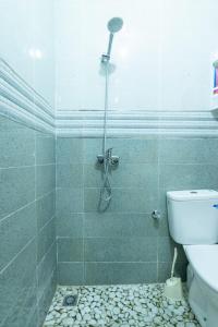 y baño con ducha y aseo. en App GH7, en Agadir