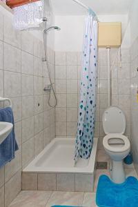 Ванная комната в Vacation House, PARKING INCLUDED, Lovrecina