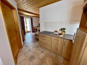 eine Küche mit einer Arbeitsplatte in einem Zimmer in der Unterkunft Pension Loiplstüberl in Bischofswiesen