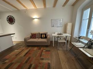 ein Wohnzimmer mit einem Sofa und einem Tisch in der Unterkunft Il nido in centro in Rovereto
