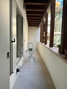 einen Balkon mit einem Tisch und einem Stuhl darauf in der Unterkunft Il nido in centro in Rovereto