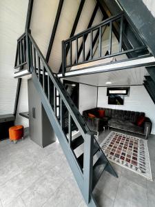1 cama elevada con sofá en una habitación en Kazdağları Sağlıklı Yaşam Köyü en Edremit