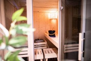eine Sauna mit einem Tisch und Stühlen in einem Zimmer in der Unterkunft Boutique ChaletS Alpi - Private Sauna & Cinema in Garmisch-Partenkirchen