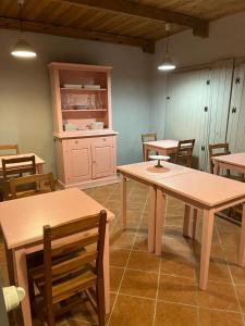 een kamer met tafels en stoelen en een aanrecht bij Le Fate Umbria in Sellano