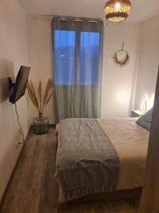 a bedroom with a large bed and a window at Chambre d'hôtes Corse Villa Moorea chez l'habitant in Ventiseri