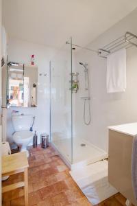 uma casa de banho com uma cabina de duche em vidro e um WC. em Maison de vacances Les Mésanges, à Ménessaire em Ménessaire