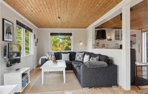 uma sala de estar com um sofá e uma mesa em Stunning Home In Jgerspris With Kitchen em Jægerspris