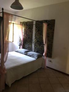 een slaapkamer met een groot bed in een kamer bij Le Fate Umbria in Sellano