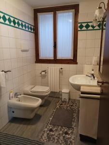 y baño con aseo y lavamanos. en appartamento in villetta il giardino dei semplici, en Bonate di Sopra