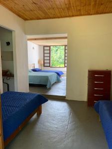 a bedroom with two beds and a window at Arte de Minas in São Gonçalo do Sapucaí