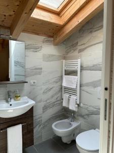 a bathroom with a sink and a toilet at Le Sei Dame in Bardi