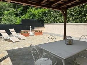 un patio avec une table et des chaises sous un pavillon dans l'établissement Le Sei Dame, à Bardi