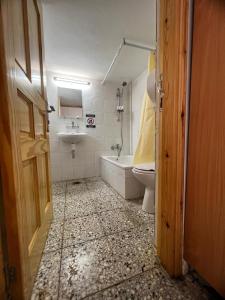 uma casa de banho com um WC e um lavatório em William's Guest House em Jerusalém
