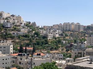 Blick auf eine Stadt mit hohen Gebäuden in der Unterkunft Bayt Ateeq (Ateeq's house) in Bethlehem