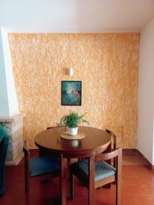 a dining room with a table and chairs at Villa do Sol in Carcavelos