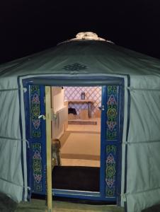a door to a room in a yurt at Jurta na zvířecí farmě 