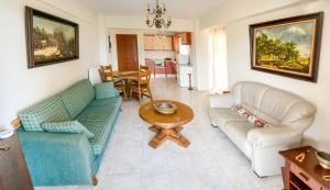 ein Wohnzimmer mit 2 Sofas und einem Tisch in der Unterkunft Gallery Suites ''Artemis'' in Mesolongi