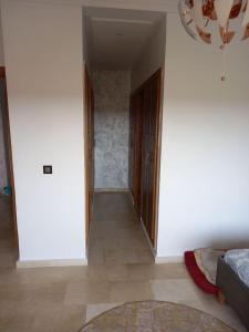 um quarto vazio com um corredor com uma porta e um piso em Magnifique villa avec piscine privée dans une résidence sécurisée em Sidi Rahal