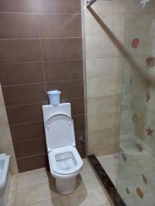 uma casa de banho com um WC e um chuveiro em Magnifique villa avec piscine privée dans une résidence sécurisée em Sidi Rahal