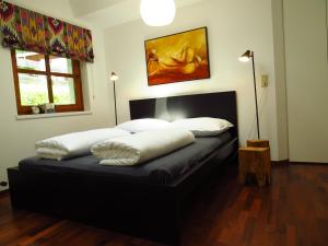 1 dormitorio con 1 cama con 2 almohadas en Art Appartement, en Niedernsill