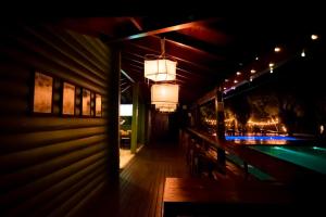 um quarto escuro com um bar com luzes em La Reserva Virgin Lodge em Puerto Iguazú