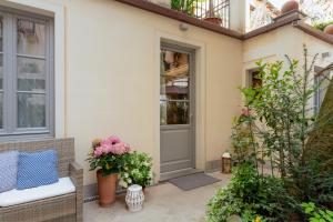 una puerta delantera de una casa con flores en Il Cortile di Elisa & our flats, en Lucca