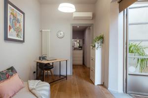 sala de estar con mesa y escritorio en Il Cortile di Elisa & our flats, en Lucca 46 fotos más
